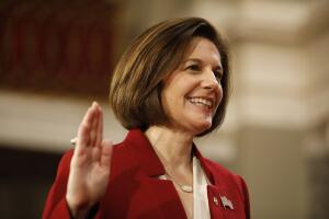 CATHERINE CORTEZ MASTO, SENADORA DEMÓCRATA POR NEVADA. Estadounidense de familia mexicana, es la exfiscal general de su estado. Cortez Masto de 52 años, es la primera mujer de origen hispano en llegar al Senado. y reemplazará al líder saliente de la minoría del Senado Harry Reid. 