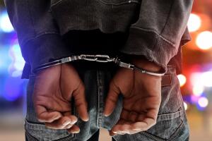 Detienen a cinco adolescentes por robo de vehículo a mano armada