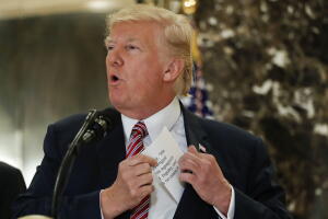 El presidente Donald Trump muestra su declaración original del sábado 12 de agosto de 2017 durante una rueda de prensa en Nueva York el 15 de agosto.