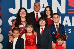 Juan Ciscomani se convierte en el primer congresista mexicano naturalizado en Arizona. 