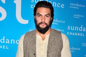 Jason Momoa con el cabello corto
