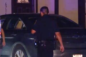 San Antonio homicidio mujer disparos frente a casa sospechosos prófugos investigación