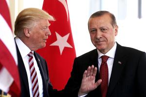 El presidente Trump le da la bienvenida al presidente Recep Tayyip Erdogan de Turquía fuera de la Casa Blanca en mayo de 2017 en Washington, DC.