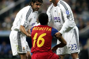 Real Madrid's Raul Gonzalez (L) and Davi