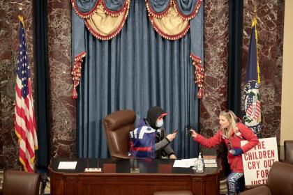 (FOTOS) PRIMERA VEZ EN LA HISTORIA DE EEUU QUE PASA EN EL CAPITOLIO 42 Los manifestantes en favor del presidente dentro del Senado estadounidense.