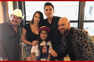Encuentro de Virlan García y una pequeña fan en Dallas