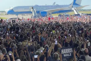 Kamala Harris aeropuerto Detroit