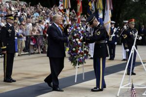 Trump en la tumba del soldado desconocido 