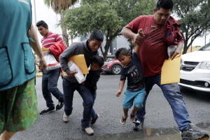Padres e hijos están siendo liberados tras ser procesados por las autoridades migratorias en la frontera.