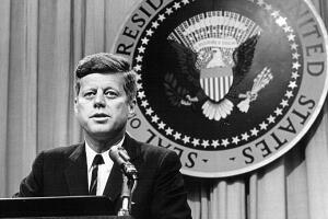 John Fitzgerald Kennedy habla en una rueda de prensa el 1 de agosto de 1963.