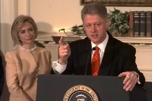 Presidente Bill Clinton y la primera dama Hillary Clinton en la Casa Blanca en 1998.