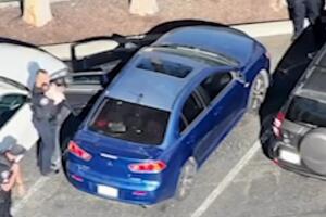 El auto alcanzó 110°F y el bebé fue rescatado por policías tras romper una ventana para entrar.