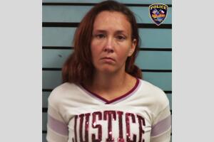 mujer arrestada maltratar golpear hija escuela seis niños del rio texas