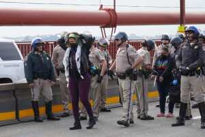 En un giro sorprendente, los 26 manifestantes arrestados por bloquear el Golden Gate y la I-880 han sido liberados sin cargos. La Fiscal de Distrito de San Francisco, Brooke Jenkins, afirma que se requieren pruebas claras para presentar cargos.