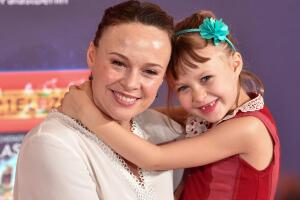 Tami Stronach ya tiene 50 años y tiene una hija llamada Maya. The Grosby Group.jpg