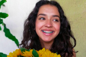 grecia_sánchez_con_flores.jpg