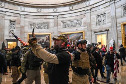(FOTOS) PRIMERA VEZ EN LA HISTORIA DE EEUU QUE PASA EN EL CAPITOLIO 72 Supporters of US President Donald Trump enter the US Capitol's Rotunda on January 6, 2021, in Washington, DC. - Demonstrators breeched security and entered the Capitol as Congress debated the a 2020 presidential election Electoral Vote Certification. (Photo by Saul LOEB / AFP) (Photo by SAUL LOEB/AFP via Getty Images)