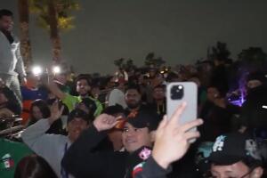 Adriano Zendejas fue parte de la multitud de personas que se concentró afuera del hotel sede de la selección de Inglaterra causando ruido a horas del partido contra México.