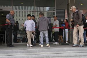 Solicitar asilo ya no es gratuito: ahora se deben pagar más de 900 dólares entre permisos y tarifas anuales.