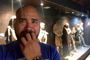 El Pelón en el Museo de las Momias.