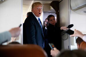 Trump declarando a periodistas en el Air Force One