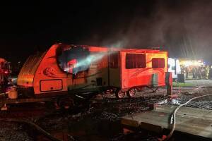 Buen samaritano rescata a un hombre de un incendio en casa móvil en Phoenix