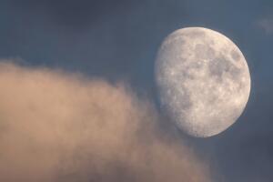 La Luna entre la niebla