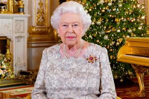 Molesta en Reino Unido que en la serie ‘The crown’ se insinúe que la reina Isabel fue infiel