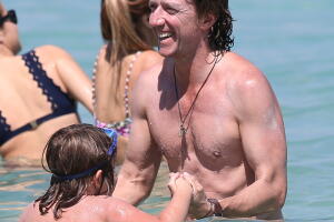 Nicolás Vallejo-Nágera 'Colate', en el mar de Miami Beach con su hijo Andrea Nicolás
