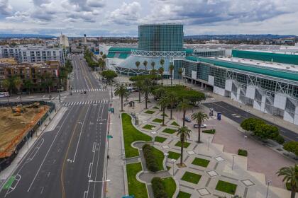 Hasta hace un mes, el <a href="https://www.univision.com/local/los-angeles-kmex/el-coronavirus-transforma-el-convention-center-de-los-angeles-en-un-hospital-de-campana-fotos">Convention Center</a> de Los Ángeles era uno de los centros de exposiciones de negocios más importantes de Estados Unidos y escenario de ceremonias de naturalización de nuevos ciudadanos. Ahora se ha convertido en un hospital de campaña para personas sin hogar, durante su período de recuperación del coronavirus. <br>