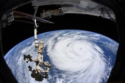 Hurricane Ida ⛈️✈️🚫Survoler l’œil du cyclone : une mauvaise idée en avion, mais ça nous arrive en station spatiale ! L'ouragan Ida se prépare à frapper les côtes du golfe du Mexique, et vu d’ici rien de réjouissant, notamment quand on regarde la hauteur des murs de nuage en son centre… Ces tempêtes, toujours plus fréquentes, font toujours plus de dégâts, et on pense à ceux qui la subiront en espérant qu’ils seront préparés et qu’ils resteront sains et saufs. Something I haven’t done in a plane (for good reason): fly right over the eye of a storm. It’s worrying to see these weather phenomena becoming stronger and more frequent from our vantage point. Looking straight down the walls of hurricane Ida’s center is scary, and mother nature is stronger than we will ever be. I hope anyone in the path of this storm will be prepared and will stay safe.