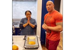 Dwayne-Johnson-regalos-fans-Thanksgiving.jpg