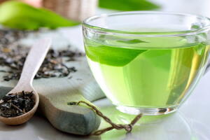 Como consumir chá verde à noite sem ficar agitada: este modo de preparo corta a cafeína