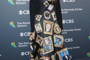 Julia Roberts usó un vestido con fotos de George Clooney