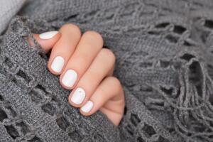 white_nail_art.jpg