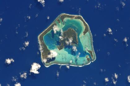 Maupiti Maupiti (et une piste d’aéroport qui laisse rêveur). Ia ora na ! 🇵🇫 Le Pacifique est immense et notre trajectoire ne nous amène que rarement pile au-dessus de la Polynésie française, mais quand c’est le cas, c’est immanquable !! Il y a une bonne raison pour que le “bleu des mers du sud” s’appelle comme ça… Voici quelques atolls et îles de l’archipel de la Société et une île des Australes (le détail est dans les légendes des photos) 🌺 🌴 🐠 La Polynésie est évidemment aux premières loges du changement climatique et touchée d’une manière bien différente qu’en métropole. Comme pour la Grande Barrière au large de l’Australie, c’est le blanchissement du corail qui symbolise la surchauffe. On m’a parlé d’initiatives de jeunes Polynésiens pour replanter le corail… 💪 Maupiti (and an airport of dreams ;) Ia ora na! A flight over the French Polynesia is rare as they are small in the incredibly vast Pacific ocean, and our orbit doesn't take us over the area often – let alone that I have time to grab the camera. These wonderful islands look just as wonderful from 400 km above. Enjoy the beauty of the atolls and the archipelago. This area too is under threat from climate change and experiencing coral bleaching, but I hear the local youth have started an initiative to replenish the corals...💪