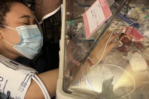 Los padres de Jahxy Peets demandan a un hospital de Orlando, acusando a un trabajador de romper el cuello de su hija prematura y encubrir el incidente.

