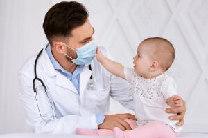 bebe-con-doctor-que-usa-cubrebocas.jpg