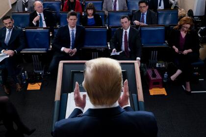 <b>Distanciamiento social en la Casa Blanca.</b> Periodistas se sientan con un puesto libre de por medio durante la rueda de prensa del presidente Donald Trump, donde el mandatario da las actualizaciones sobre la atención del gobierno federal a la pandemia. 21 de marzo.