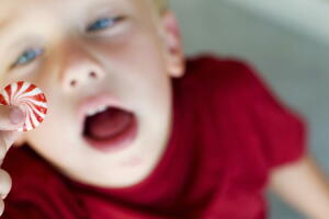 Seu filho come doce demais? Veja 5 jeitos de controlar o consumo das crianças