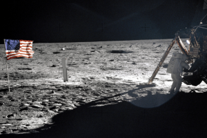 La bandera de Estados Unidos con Neil Armstrong en la Luna