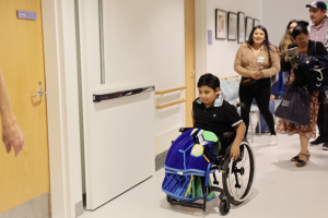 Carlitos perdió sus piernas debido a una bacteria.