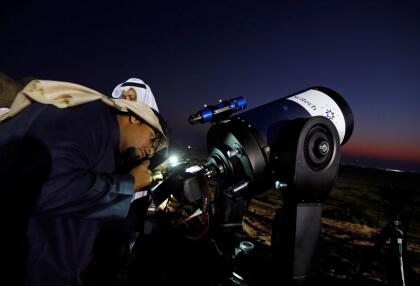 Un hombre usó un telescopio para observar el 
<b><a href="https://www.univision.com/temas/eclipse-solar">eclipse solar</a></b> desde Jabal Arba, Arabia Saudita, que comenzó a las 6:34 de la mañana de este jueves.