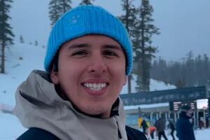 Joven ciclista de 25 años muere tras mordedura de serpiente de cascabel en Irvine.