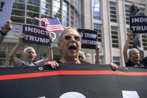 Detractores de Trump protestan frente a la Corte Federal de Brooklyn durante la primera reunión del supervisor especial con los abogados del gobierno y del expresidente.