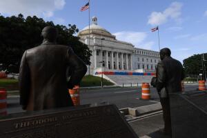 Las estatuas del Paseo de los Presidentes enfrentan problemas de fondos y polémicas, mientras la estatua de Joe Biden también sigue pendiente.