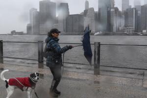 Las zonas costeras de la Ciudad de Nueva York registran con más fuerza los vientos de la tormenta.