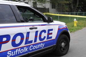 Hombre de 33 años es acusado de asesinar a su padre de 69 años en Long Island.