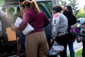 Migrantes en Chicago son alojados en habitaciones de hotel financiado por Illinois