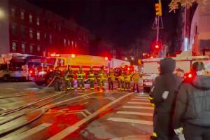Incendio de cuatro alarmas arrasa restaurante en East Harlem y deja un herido.